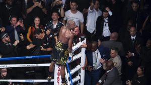 För femtionde gången i karriären var det Mayweather som firade efter matchen. Floyd Mayweather uppe på repen efter segern över Conor McGregor.