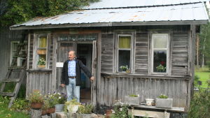 Raimo Nummela valdes till Finlands elfte nationella byfåne 2011. Här står han vid dörren till Soldattorpet i Uttermossa. Raimo Nummela utanför Soldattorpet i Uttermossa.