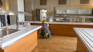 Sista handen läggs vid personalrestaurangen. Eduskunta remontti / Tilojen katselmus / 29.08.2017