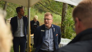 Vice President Kari Selkälä från Fiskars koncernen hälsar publiken välkommen. Kari Selkälä från Fiskars koncernen hälsar välkomna vid överlåtelsen av Dagmars park