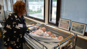 Minna Syrjäläinen-Lindberg förevisar övningsdockor i Eschnerska kliniken. Dockor från 60-talet finns fortfarande kvar. Minna Syrjäläinen-Lindberg förevisar dockor.