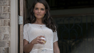 Sexig exfru - med extra allt. Katie Holmes övertygar som klassisk "southern belle".. Vackra Bobbie lutar sig mot dörrkarmen i sitt fina hus.
