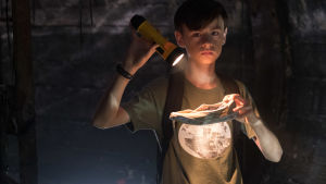 Den som söker han finner. Frågan är om Bill (Jaeden Lieberher) klarar av att handskas med det han finner? Bill i avloppstunnel med ficklampa i handen.