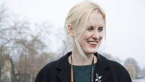 Amy Liptrot skriver om vägen ut ur ett alkoholberoende i boken "Utvägen: dagarna på Orkney". Den brittiska författaren Amy Liptrot.