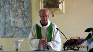 Beniamino Sacco hjälper de rumänska kvinnorna i Ragusa. Beniamino Sacco hjälper de rumänska kvinnorna i Ragusa.