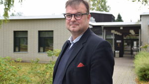 Henrik Grönroos. Henrik Grönroos är rektor för Västra Nylands folkhögskola i Karis.