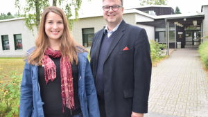 Ann-Katrin Bender och nuvarande rektorn Henrik Grönroos. Ann-Katrin Bender är styrelseordförande för VNF och Henrik Grönroos är rektor.