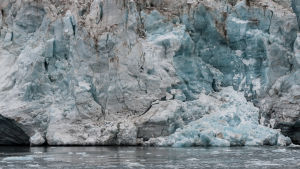 En vägg av is från Esmarkbreen-glaciären på Svalbard.