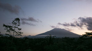Den 2880 meter höga aktiva vulkanen Gunung Agung kan få ett utbrott när som helst enligt myndigheter