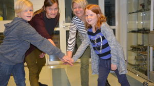 Från vänster David Särs, Jenny Ingman, Ann-Maj Granstubb och Moa Wulff, några av alla de som står bakom dramaserien Barn i 100 år. Från vänster David Särs, Jenny Ingman, Ann-Maj Granstubb och Moa Wulff, några av alla de som står bakom dramaserien Barn i 100 år.