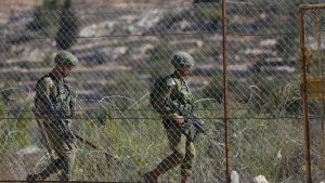 Israeliska säkerhetsstyrkor patrullerar vid bosättningen Har Adar. Israeliska säkerhetsstyrkor patrullerar vid bosättningen Har Adar.
