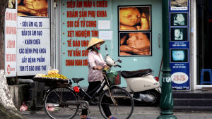 I Vietnam är antalet aborter det högsta i Asien på grund av att människor saknar kännedom om preventivmedel. I Vietnam är antalet aborter den högsta i Asien på grund av att människor saknar kännedom om preventivmedel.