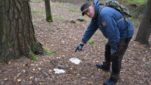 Toalettpappret hittades inom ett stort parti av skogen. Patrik Berghäll visar toalettpapper i skogen.