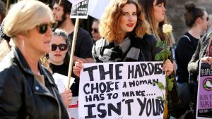 Tusentals människor samlades i Dublin i september för att protestera mot den stränga abortlagstiftningen Tusentals samlades i Dublin för att protestera mot den stränga abortlagstiftningen.