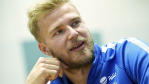 Försvarsklippan Paulus Arajuuri har spelat 24 landskamper för Finland. Försvarsklippan Paulus Arajuuri.