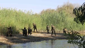 Syriska regeringssoldater vid floden Eufrat i Hawija Qate nära Deir ez-Zor. Syriska regeringssoldater vid floden Eufrat i Hawija Qate nära Deir ez-Zor.