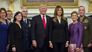 Donald Trump talade kryptiskt om "lugnet före stormen" då han åt middag med sina militärledare i Vita huset Donald Trump talade kryptiskt om "lugnet före stormen" då han åt middag med sina militärledare i Vita huset