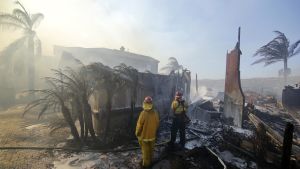 Brandmän vid ett nedbrunnet hus i Anaheim Hills, Kalifornien. Brandmän vid ett nedbrunnet hus i Anaheim Hills, Kalifornien.