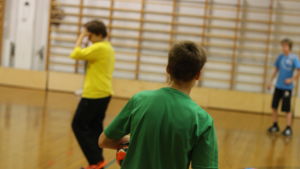 Idrottsklassen har varit populär och skolan väljer därför att nu satsa på naturvetenskaper. bollsport i skola.
