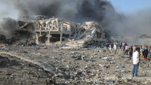 Fjolårets dödligaste attack ägde rum i Mogadishu när en bilbomb detonerade utanför ett hotell. En nerbränd byggnad i Mogadishu.