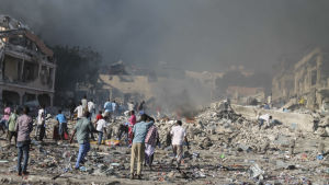 Förödelsen var stor efter explosionen vid gatukorsningen K5 i centrum av Mogadishu. Förödelsen var stor efter explosionen vid gatukorsningen K5 i centrum av Mogadishu.