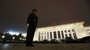 Vakt utanför Folkets stora hall i Peking där partikongressen hålls