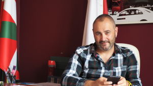 Euska Alkartasuns talesman Iker Ruiz de Egino hoppas på självständighet för Katalonien och efter det för Baskien.. Solidaritetspartiet EA:s talesman.