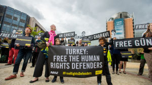 Aktivister protesterar i Bryssel mot Turkiets beslut att åtala elva människorättsförsvarare Aktivister protesterar i Bryssel mot Turkiets beslut att åtala elva människorättsförsvarare