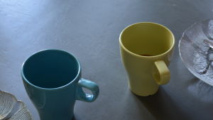 Kaffebordsdiskussion på svenska har blivit vardag för Palosaari. Kaffekoppar på bord.