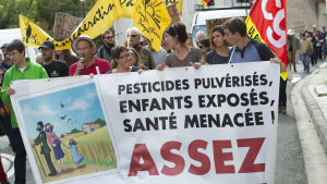 Demonstration mot bekämpningsmedel nära Bordeaux i oktober 2017. Den franska regeringen har meddelat att den kommer att rösta mot ett förlängt tillstånd för glyfosat. Demonstration mot bekämpningsmedel nära Bordeaux i oktober 2017. Den franska regeringen har meddelat att den kommer att rösta mot ett förlängt tillstånd för glyfosat.