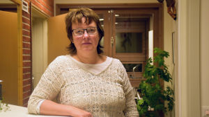 Hygien och dyra maskiner måste tas i beaktande när man funderar på lösningar, menar Tove Damén-Wikholm Tove Damén-Wikholm står vid ett bord.
