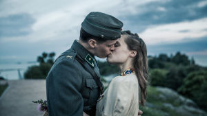 Filmen okänd soldat sågs av 900 000 tittare. 2017 Kariluoto (Holopainen) och Sirkka (Marketta Tikkanen) i öm omfamning.