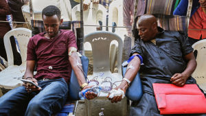 Somaliska män i stadsdelen Eastleigh, i Nairobi donerade blod för att hjälpa offren för bombdådet i Mogadishu 17.10.2017. Somaliska män donerade blod i stadsdelen Eastleigh, i Nairobi 17.10.2017.