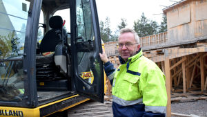 Magnus Selenius säger att det är sällan han river så nybyggda saker såsom utomhusteatern i Harparskog. En man i arbetskläder står vid en grävmaskin.