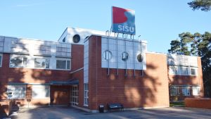 Sisu Autos huvudkontor är den nyaste byggnaden på området. Huvudbyggnaden på Sisu Auto i Karis.