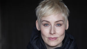 Finlandia-belönade Laura Lindstedt har påpekat att litteraturen förenklas och fördummas under audiotrendens dominans. laura lindstedt