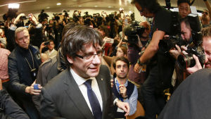 Den förre katalanska regionpresidenten Carles Puigdemont höll på tisdagen en presskonferens i Bryssel. Han tänker hålla sig i Belgien tills vidare säger hans advokat Den förre katalanska regionpresidenten Carles Puigdemont höll på tisdagen en presskonferens i Bryssel. Han tänker hålla sig i Belgien tills vidare säger hans advokat