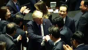 Trump skakade hand med sydkoreanska parlamentariker efter sitt tal i nationalförsamlingen. Trump skakade hand med sydkoreanska parlamentariker efter sitt tal i nationalförsamlingen.