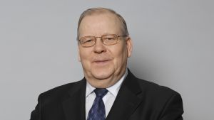 Kommunminister Hannes Manninen ställde sig bakom Helsingfors. Hannes Manninen