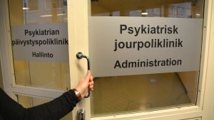 Remisserna till ungdomspsykiatrin har fördubblats de senaste åren. Dörren till psykiatriska jourpolikliniken i Borgå.