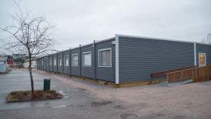 Skolor i Sjundeå har tvingats flytta in i baracker på grund av dåligt luft inomhus. Skolbaracker i Sjundeå.