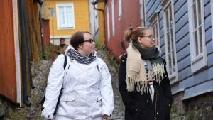 Noora Vanhala och Janita Nuutilainen träffades på nätet Janita Nuutilainen och Noora Vanhala promenerar i gamla stan i Borgå