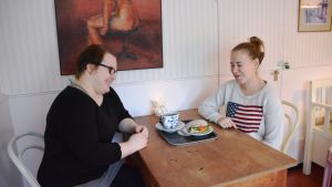 Noora Vanhala och Janita Nuutilainen träffades på nätet Janita Nuutilainen och Noora Vanhala dricker kaffe i gamla stan i Borgå