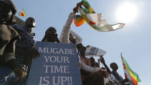 Demonstranter i Zimbabwe med en skylt med texten "Mugabe your time is up".