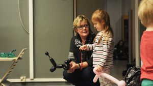Awa Björkman tillsammans med mormor Carola Wikstén. Strömborgska skolans rektor med sitt barnbarn