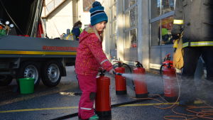 Lina Westerlund passade på att prova på hur en brandsläckare fungerar. Flicka använder brandsläckare.