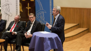 Haavisto-effekten låter tillsvidare vänta på sig. Presidenttiehdokas Pekka Havisto vaalikeskustelussa Helsingin Yliopstolla 27.11.2017