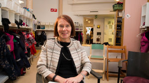 På fostrans- och utbildningssektorns chefs Liisa Pohjolainens inbesparingslista står bland annat att skolornas gruppstorlekar kommer att öka. Liisa Pohjolainen on toimialajohtaja kasvatus ja kuolutus.