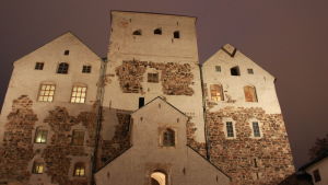 Vad hände innanför de tjocka stenväggarna när Daniel Hjort bodde här? Åbo slott i kvällsbelysning.