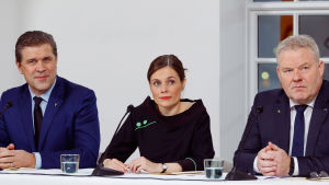 Självständighetspartiets ledare Bjarni Benediktsson (längst till vänster), Katrín Jakobsdóttir och Sigurður Ingi Jóhannsson som leder Framstegspartiet. Självständighetspartiets ledare Bjarni Benediktsson (längst till vänster), Katrín Jakobsdóttir och Sigurður Ingi Jóhannsson som leder Framstegspartiet.
